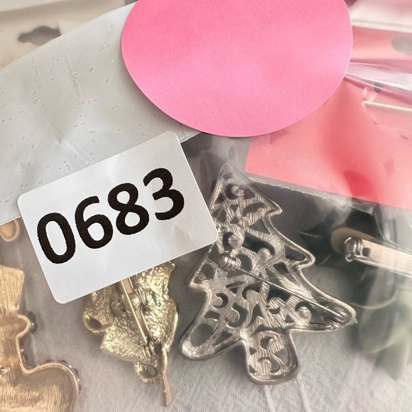 Christmas Pin Brooch Lot Of 8 Santa Stocking Holly Angel Bells Pins 0661 P - Picture 9 of 10